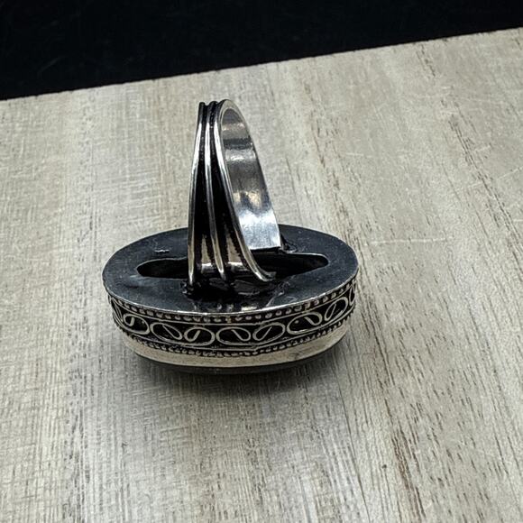 Handcrafted Labradorite Ring Size 7.5 Green Yellow Cabochon Silver Tone Band - Picture 9 of 10